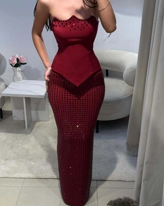 Détail de robe bustier bordeaux avec jupe en résille pailletée et corsage structuré