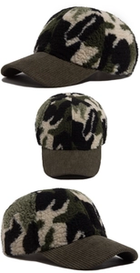 Dettaglio del cappellino mimetico in pile sherpa con visiera in velluto a coste morbido