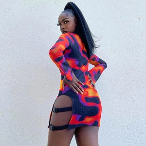 Robe Courte Moulante À Manches Longues Imprimé Flamme Satin De Lait Découpe Latérale Sangles À Boucle Style Streetwear Pour Femmes
