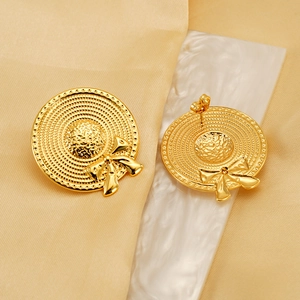 Boucles d'oreilles chapeau à nœud doré 18K avec une texture tissée élégante pour femme