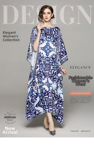 Détails des motifs géométriques bleus et blancs sur une robe longue ample et fluide