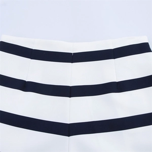 Détail du short rayé à taille haute avec alignement précis des coutures bleues