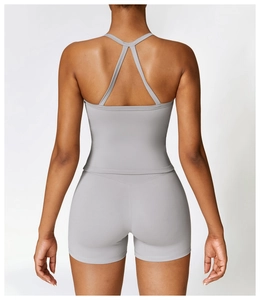 Vue arrière d'un ensemble de yoga gris avec bretelles croisées et short taille haute