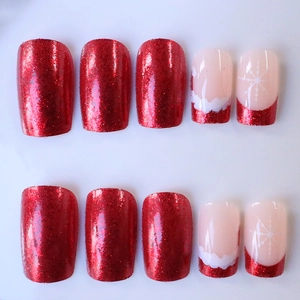 Set di unghie finte natalizie con glitter rossi e motivi a fiocco di neve forma quadrata