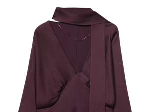 Detail eines burgunderroten Satin-Kleides mit elegantem V-Ausschnitt und Seidentextur