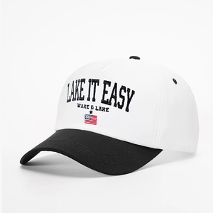 Dettaglio del ricamo Lake It Easy e della bandiera su un cappellino bicolore bianco e nero
