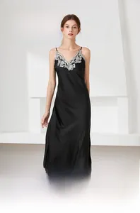 Vue détaillée d'une élégante nuisette en satin noir avec bordure en dentelle gris argenté