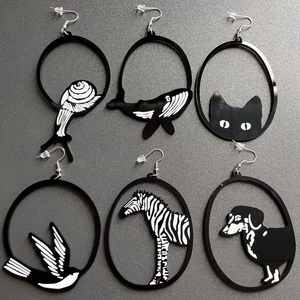 Kollektion minimalistischer schwarzer Acryl-Ohrhänger mit Tiersilhouetten für Damen