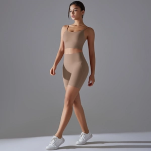 Dettaglio del set da yoga marrone senza cuciture con reggiseno sportivo e ciclisti