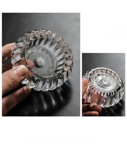Gros plan du bougeoir en verre nervuré avec des motifs de vagues verticales élégants