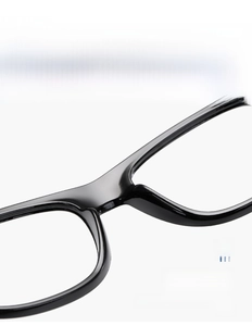 Makroansicht der integrierten Nasenpads und glänzenden schwarzen Retro-Brille