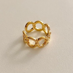 Detailed view of gold S925 sterling silver ring featuring an elegant hollow chain link design