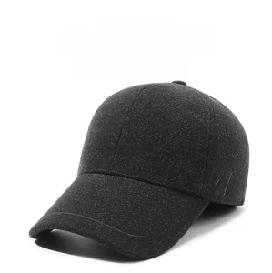 Dettaglio cappellino da baseball invernale grigio scuro con trama lana e ricamo