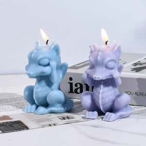Detalle de velas perfumadas de pequeño dragón encendidas en azul claro y violeta mate
