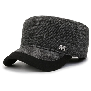Cappello piatto invernale da uomo in tweed grigio con paraorecchie e placca in metallo