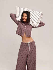 Pyjama deux pièces lilas pour femme avec motif cœur, haut boutonné et pantalon large