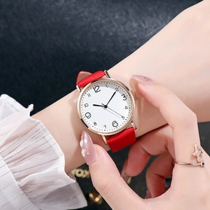 Montre à quartz élégante pour femme avec bracelet cuir rouge et boîtier or rose au poignet