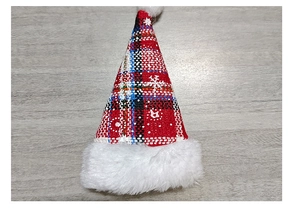 Mini cappello di Natale in tessuto scozzese con motivi di fiocchi e bordo in finta pelliccia