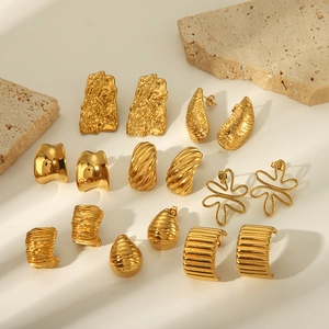Boucles d'Oreilles Créoles en Acier Inoxydable Texturées Minimalistes Géométriques en Forme de C Clous d'Oreilles Plaqués Or pour Femmes
