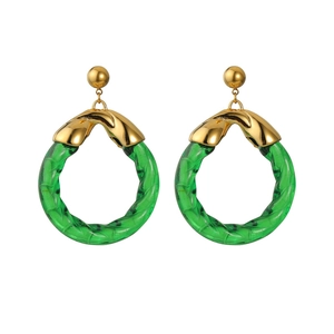 Boucles d'oreilles créoles torsadées en résine verte avec clous dorés et fini poli
