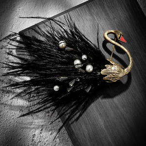 Vintage Swan Brooch With Ostrich Feather Faux Artificial Pearl Crystal Alloy Elegant Animal Pin For Women Coat Accessories