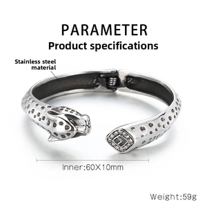 Vue macro du bracelet tête de léopard en acier inoxydable argenté avec strass incrustés