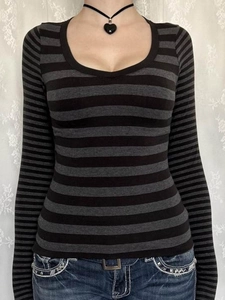 Women stripe long sleeve T-shirt with U-neck and slim fit for casual vacation style