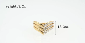 Vue macro détaillée de la bague dorée en V à trois couches sertie de zircons blancs