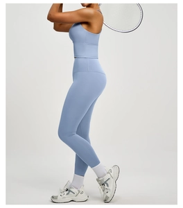 Detail von hellblauem Yoga-Top mit Überkreuz-Rücken und High-Waist-Leggings aus Stretch