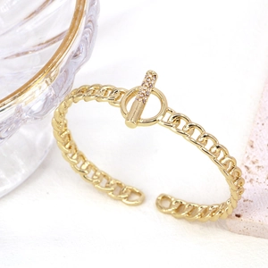 Bracciale a catena dorata con ciondolo a cuore in zircone e chiusura a T per donna