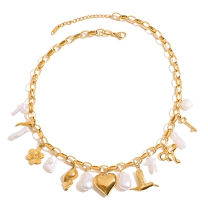 Collier doré en acier inoxydable avec perles baroques et multiples pendentifs en forme de cœur