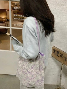 Floral crochet lace tote bag in white and purple with slim straps for a pastoral look