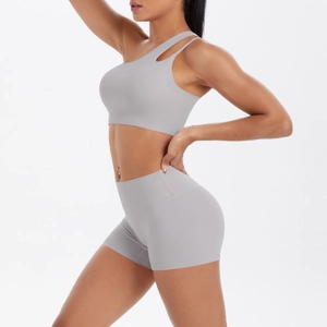 Detailansicht des Yoga-Sets aus Nylon mit asymmetrischem Sport-BH mit einer Schulter
