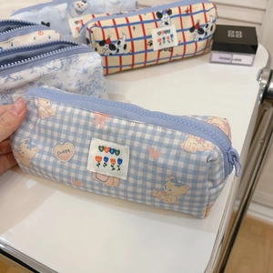 Detailansicht der hellblauen karierten Federtasche aus Baumwolle mit Bärenmotiv-Druck