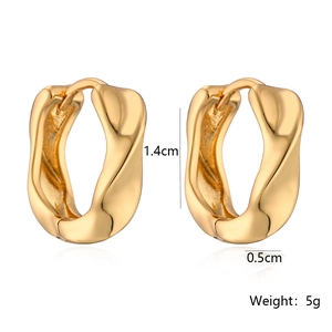 Detailansicht der vergoldeten geometrischen Creolen mit 1,4 cm Höhe und 0,5 cm Breite Maßen