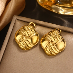 Nahaufnahme der Vintage 18K vergoldeten Blumenstecker mit matter und polierter Textur