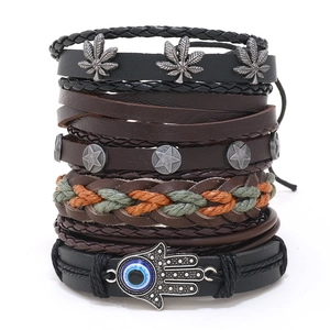 Nahaufnahme von Vintage-Lederarmband-Set mit Hamsa-Hand-Anhänger und Evil-Eye-Detail