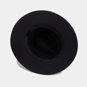 Vue détaillée de l'intérieur du chapeau en laine noir avec étiquette 57cm et bandeau