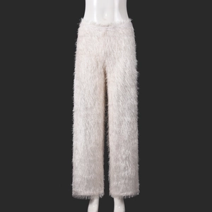 Détail de la texture en fausse fourrure blanche et du matériau doux du pantalon pour femme