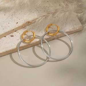 Makroansicht der zweifarbigen großen Creolen in 18K Gold und Silber im minimalistischen Design