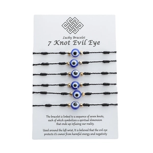 Dettaglio del set di 6 braccialetti malocchio con sette nodi in corda nera su carta display