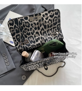 Innenansicht der Schultertasche mit Leopardenmuster zeigt Platz für Handy und Make-up
