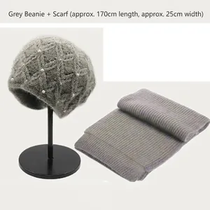Set berretto grigio in maglia spessa con perle e sciarpa a coste abbinata invernale.