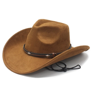 Chapeau de cowboy marron avec rivets argentés et mentonnière réglable sur fond blanc
