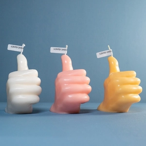 Set di candele profumate a forma di pollice in su bianco, rosa e giallo su blu
