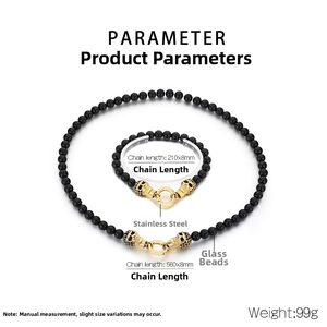 Détail du parure collier et bracelet punk en perles noires et crânes dorés