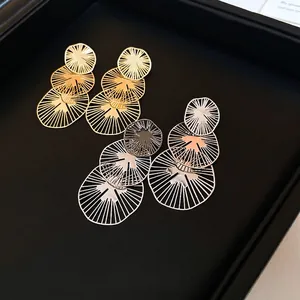 Boucles d'oreilles ajourées à trois couches en éventail, finitions or et argent poli