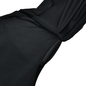 Dettaglio della trama del tessuto nero a pieghe e cuciture di qualità sull'abito elegante