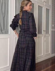 Dettaglio dell'abito maxi vintage a quadri con cintura in vita e orlo lungo a trapezio