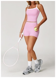 Ensemble de yoga rose deux pièces avec débardeur dos nageur bordé de blanc et short